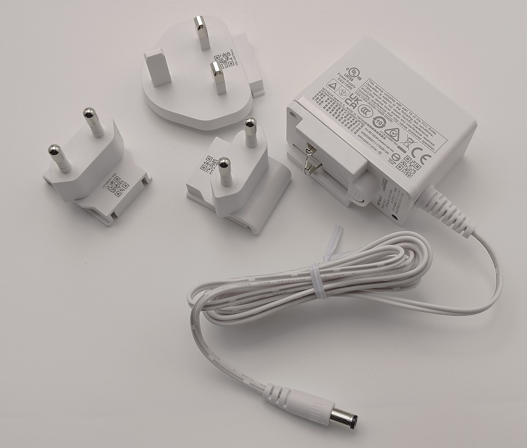 電源供應附有不同國家插頭。