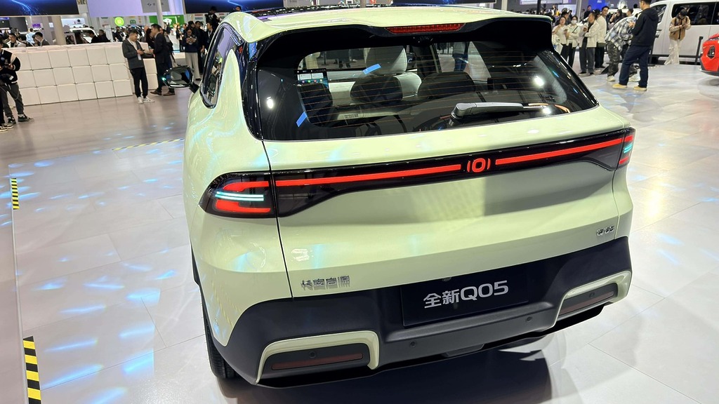 貫穿式尾燈，是近年最流行的設計。