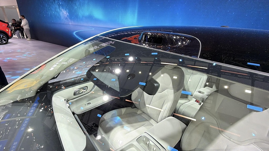 輔助駕駛系統，能配合車頂的 LiDAR 測距系統，提前 200m 對路上的狀況進行預警，並協助駕駛進行迴避。