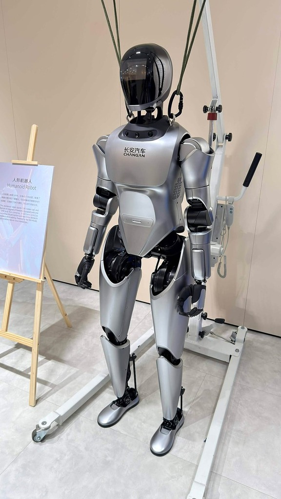 長安汽車展出二足機械人小安，身高 1.69 米，全身 40 個自由度。配備 1 組 LiDAR 及 5 個攝像鏡頭。可實現環境感知及行走避障。搭載長安的天樞智能系統，可與人進行語音互動。