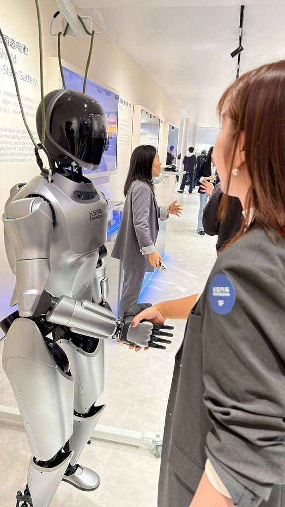 也可跟現場嘉賓作簡單互動