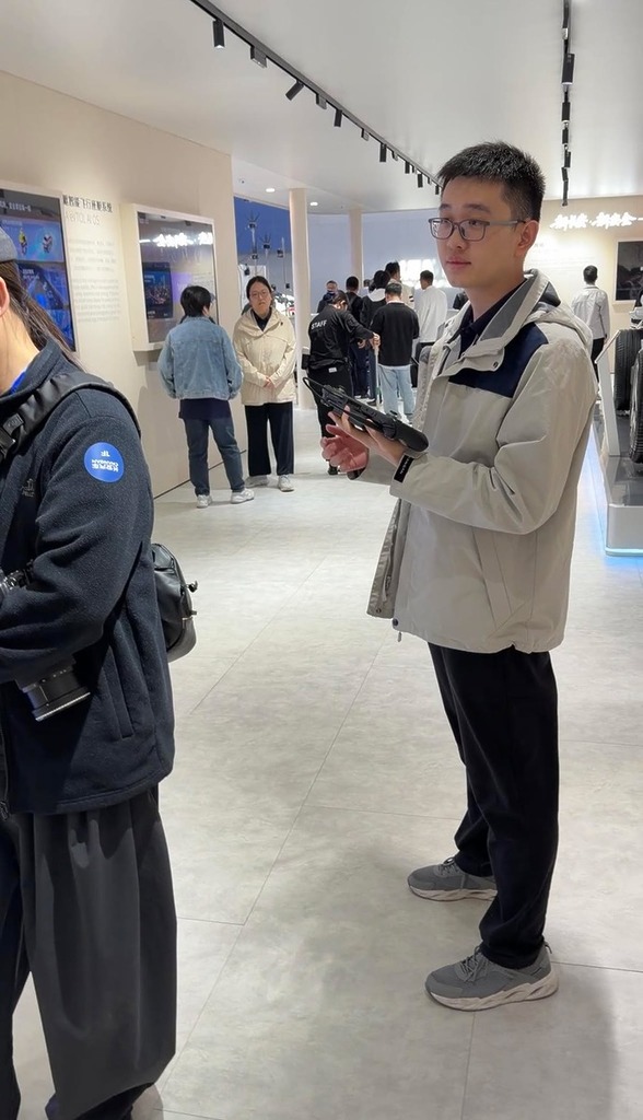 其實背後仍依賴工作人員拿著遙控器進行指揮⋯⋯