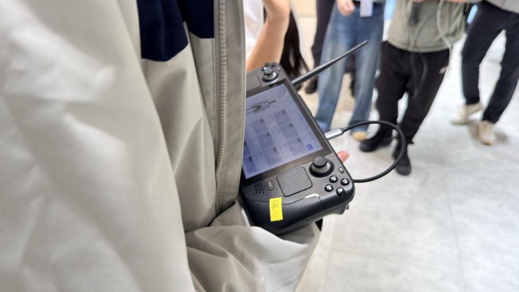 遙控器本身是一部 Steam Deck，可以看到操作介面。