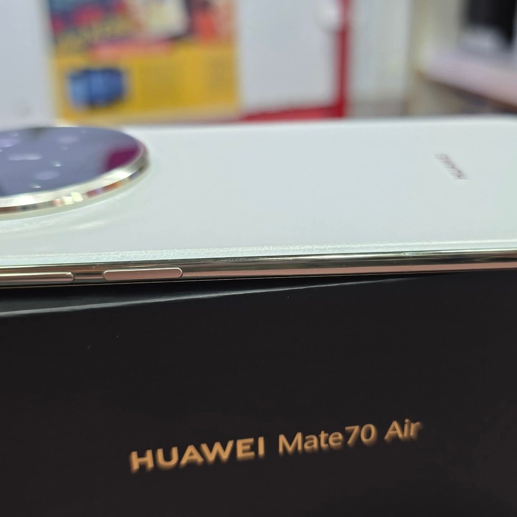 HUAWEI Mate 70 Air 最引人注目的特點是其極致輕薄的機身設計