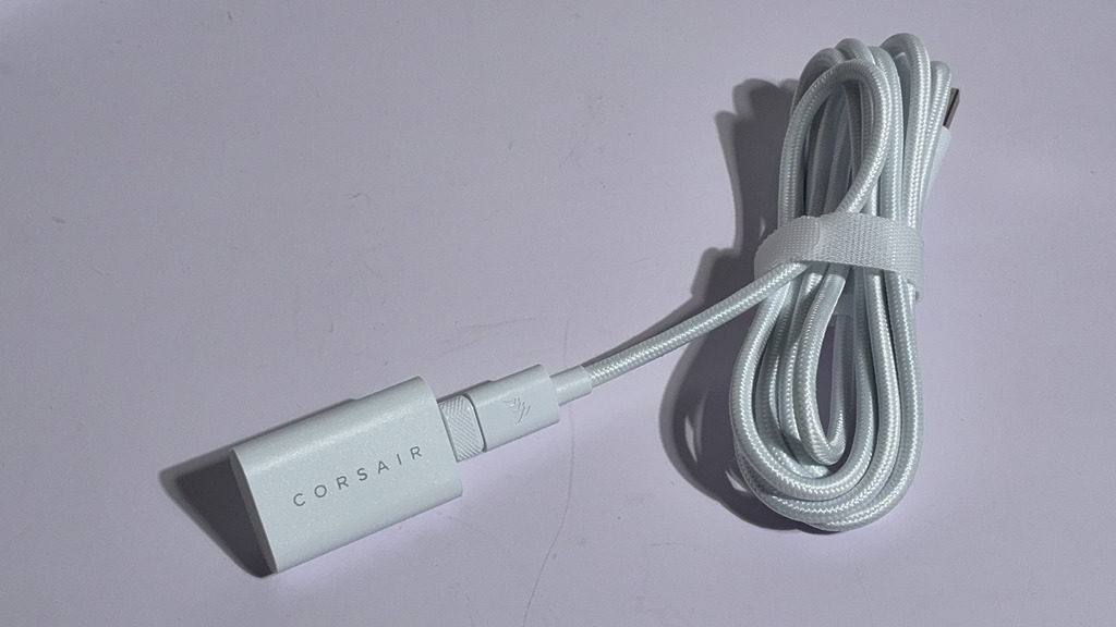 新設計的 2.4GHz 接收器背部附夾子可固定在鼠墊邊緣，體積稍大以防遺失及支援 8,000Hz 回報率的佳極無線連接表現。