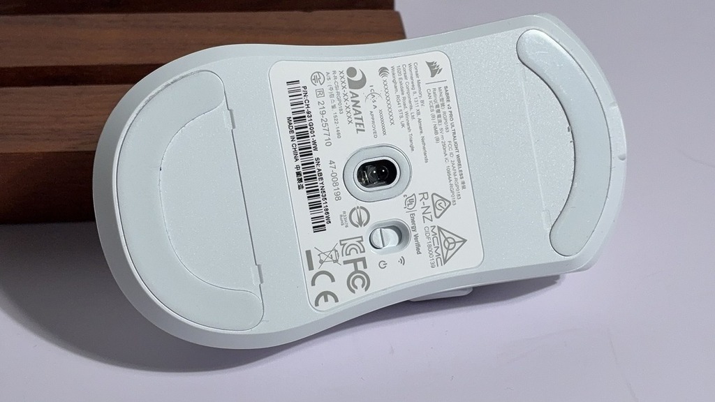 底部開關及預裝的 U 形腳貼