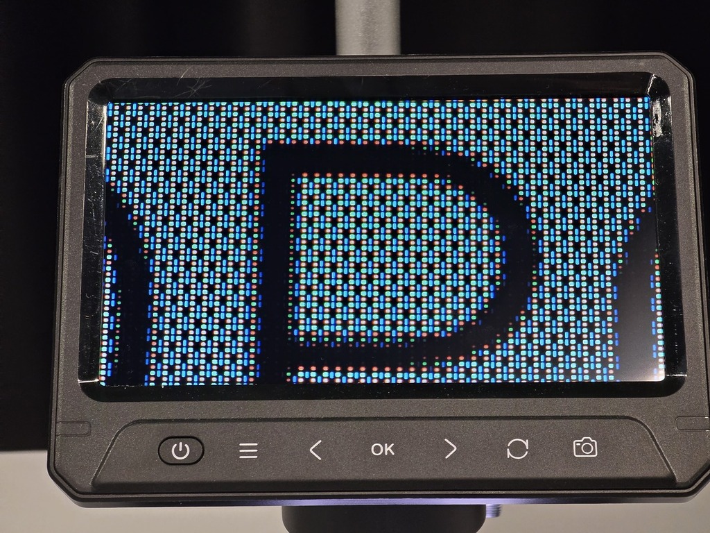 F8 Ultra 採用 POCO HyperRGB 顯示技術，呈現接近 2K 級的視覺效果。