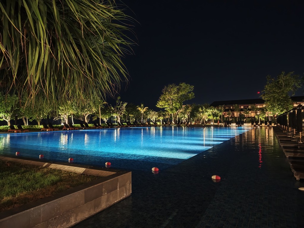 在池邊的夜拍下仍可以清楚見到樹上細節。