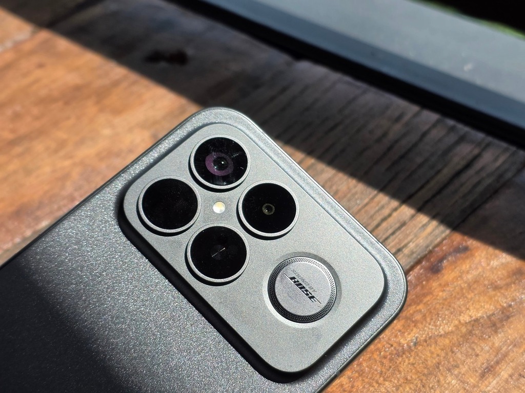 新機在鏡頭旁加入了 Bose 低音單元，令聲音效果明顯提升。