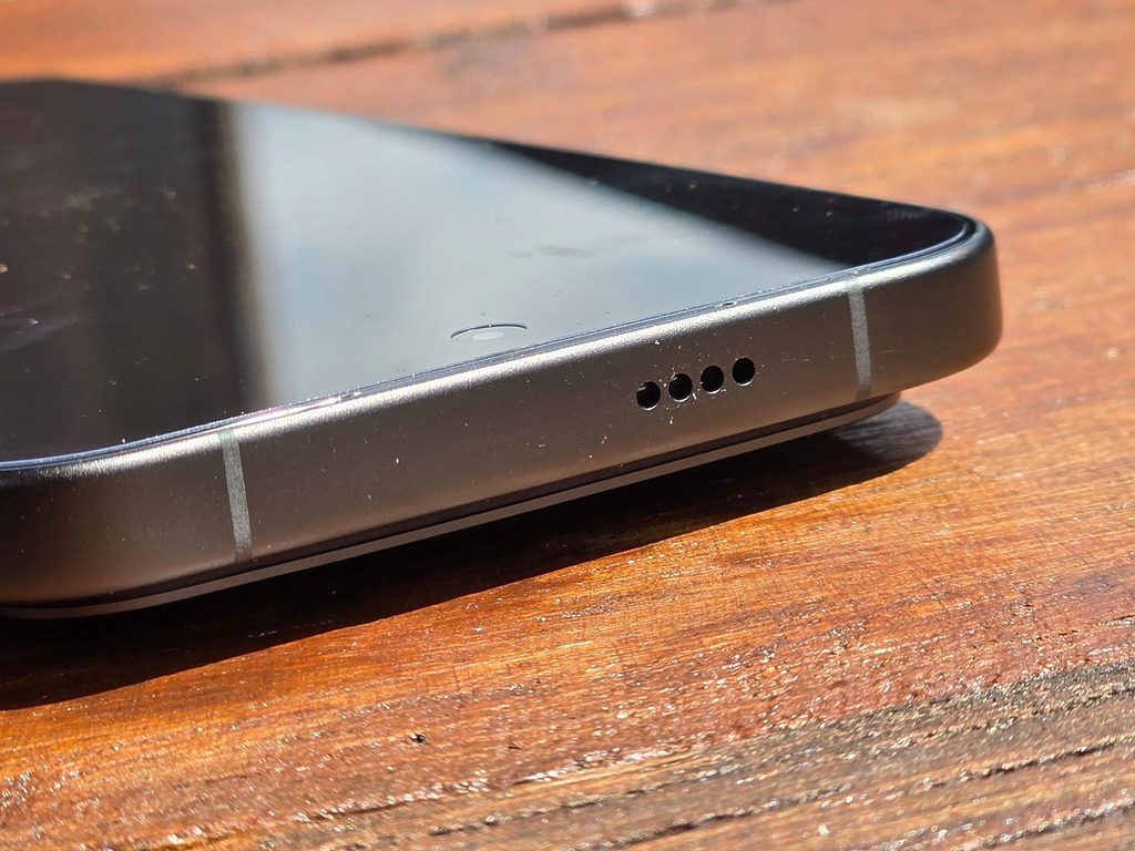 提供有機身上下兩組喇叭輸出。