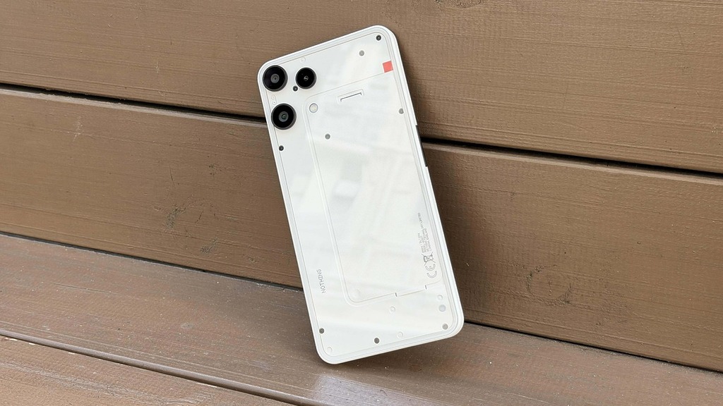 Nothing Phone (3a) Lite 已低調在 Nothing 香港官網上架,以不到兩千港元 ($1,999) 的價格,就能入手一款配備 6.77 吋 AMOLED 屏幕及機背三鏡的手機,論顏值和性價比來說都相當吸引。