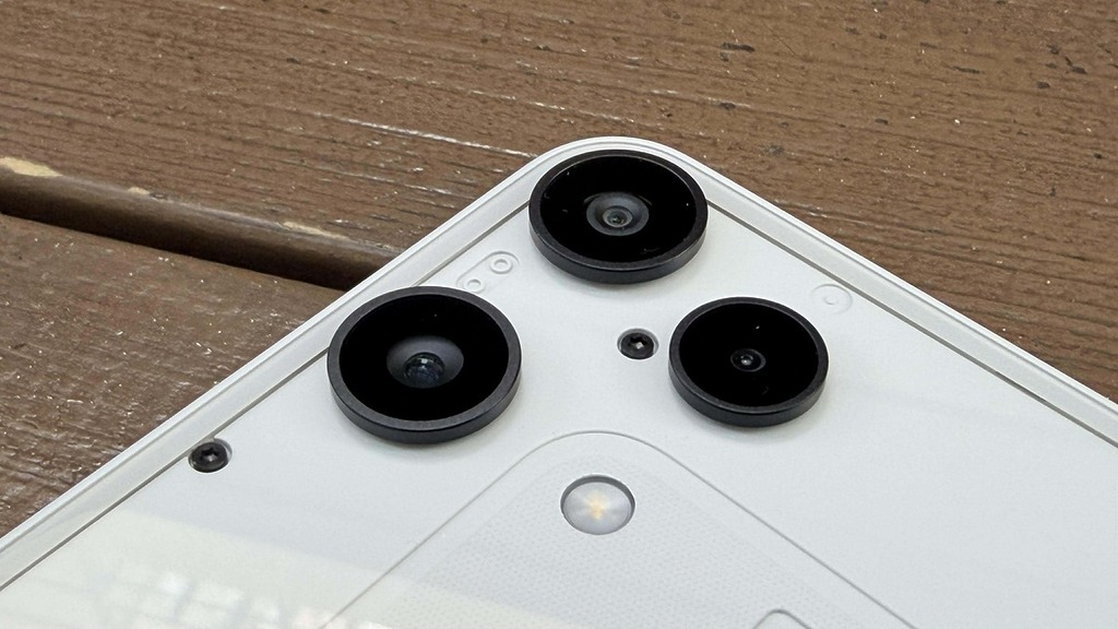 Nothing Phone (3a) Lite 就配備 5000 萬主鏡 + 800 萬超廣角 及 200 萬微距鏡的三鏡頭,屏幕前鏡為 1,600 萬。作為記錄日常生活,在社交媒體打卡的話,大致是夠用的。