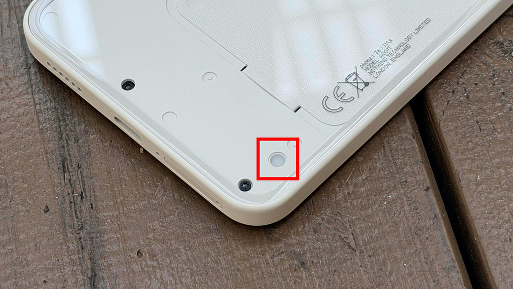 取消了品牌經典的機背 LED 燈條設計,僅在機背右下方保留一個 LED 燈以作為 GLTPH 燈效,方便作來電及短訊的通知燈號。