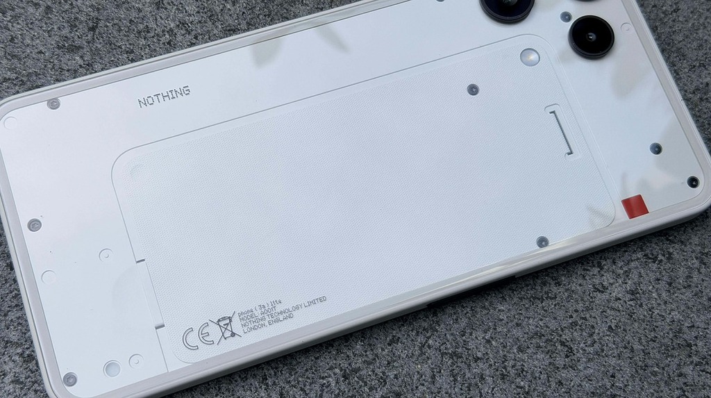 在機背上會有一個看似可以拆開的背板作為點綴,當然這塊背板是不能打開的。