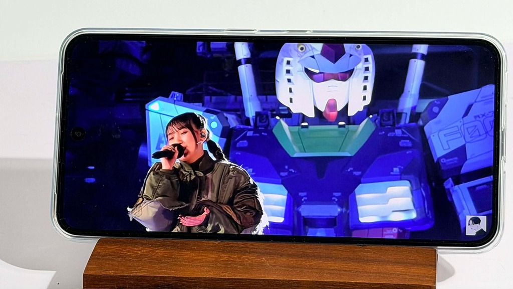 屏幕採用 6.77 吋 FHD+ 120Hz AMOLED 屏幕,支援 3,000nits 峰值亮度。