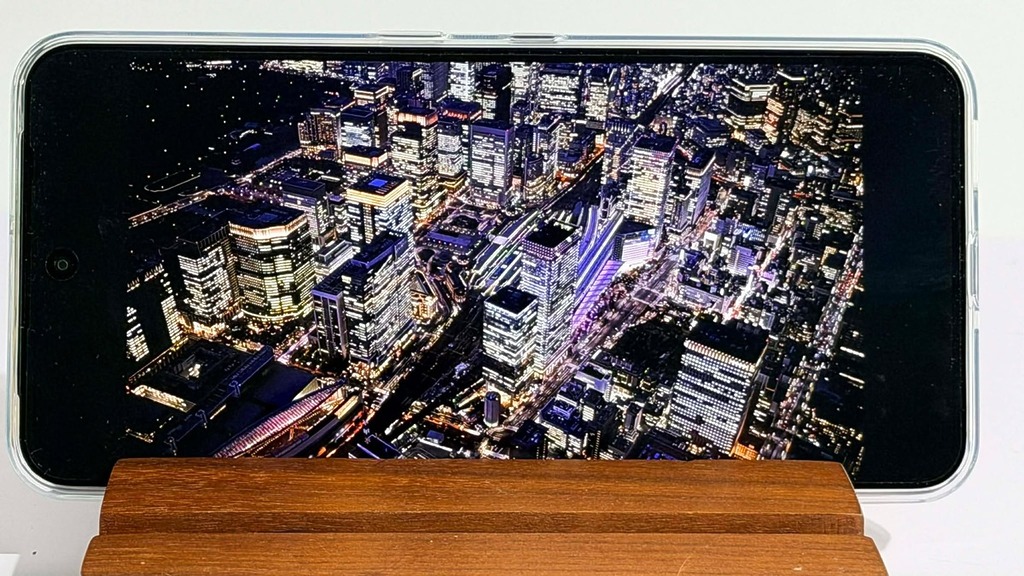 用得上 AMOLED 屏幕,播放 HDR 影片,無論亮度和層次表現也相當出色。