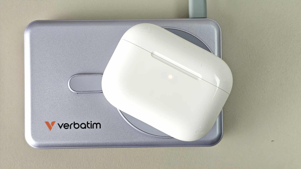 內圈的 2.5W 無線充電，就能滿足 Apple Watch 及 AirPod 的充電需要。