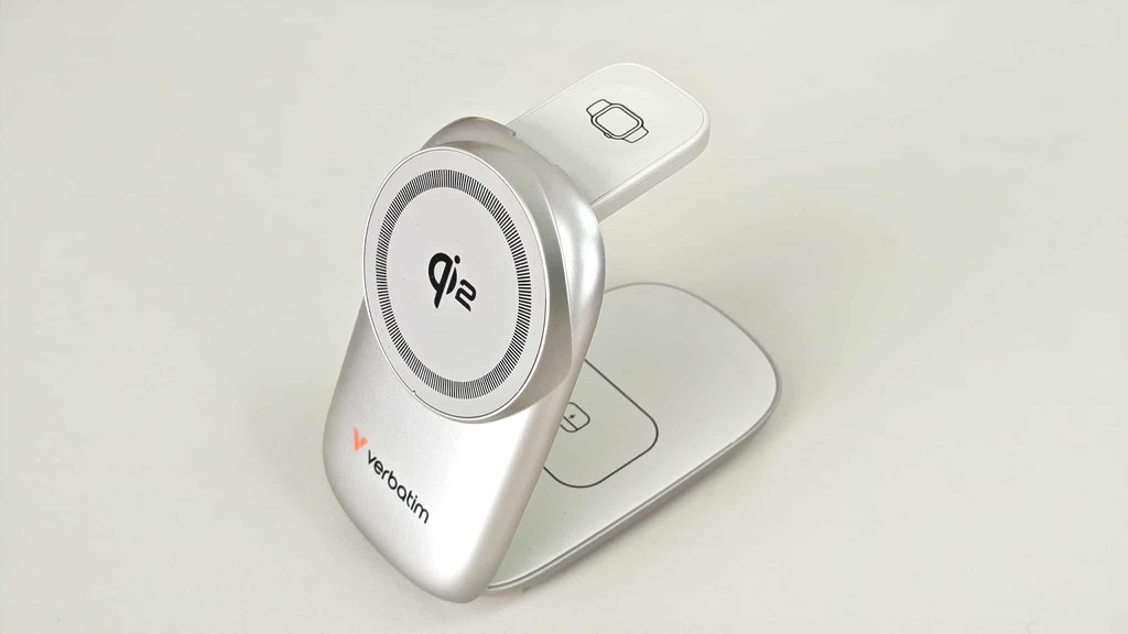 充電器會配備 15W Qi2 無線充電座，5W 輸出的無線充電底座（可用來為手機或無線耳機充電），與及 2.5W 的 Apple Watch 充電座。總輸出為 22.5W 剛好能為手機、耳機和手錶充電。