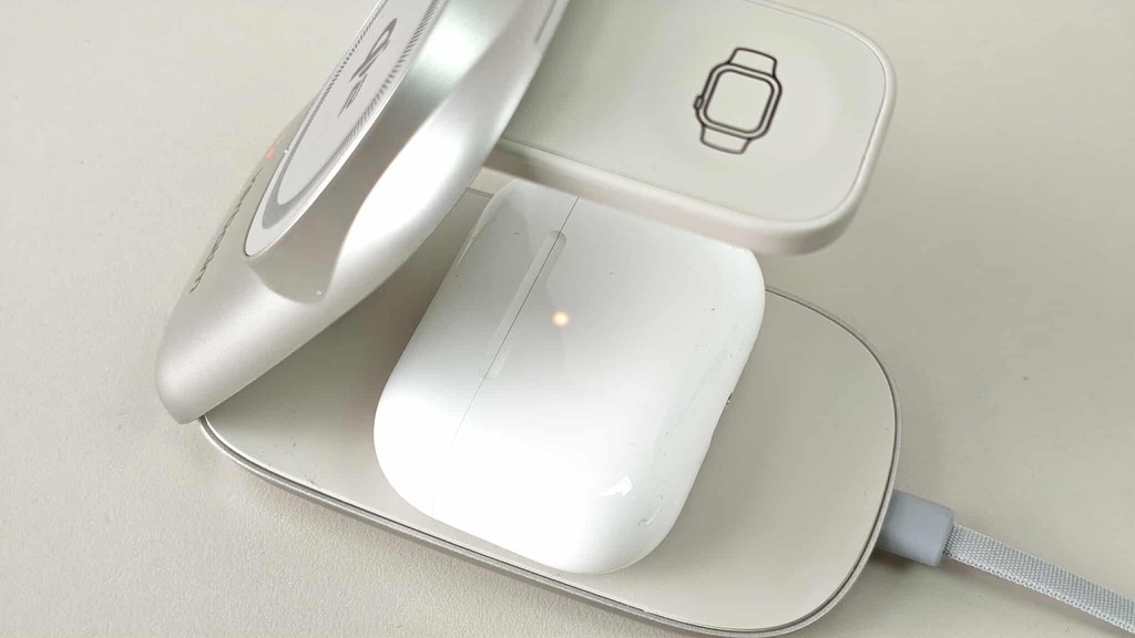 使用 5W 輸出的無線充電底座為無線耳機充電