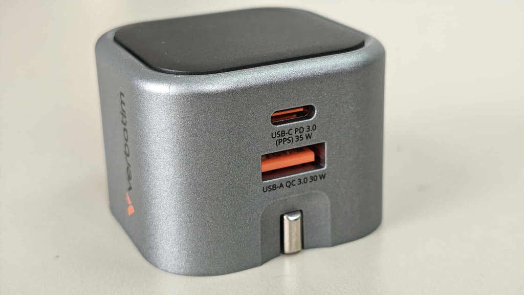 Verbatim 的 GaN 折疊式充電器，會有 USB-A QC 3.0（最高 30W）及 USB-C PD 3.0（最高 35W）等兩個插口，最大輸出為 35W，可為 MacBook Air 供電。
