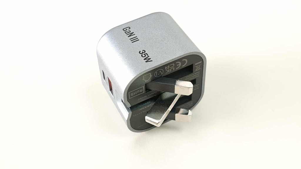 採用可折疊式的英式插腳，收納更方便。