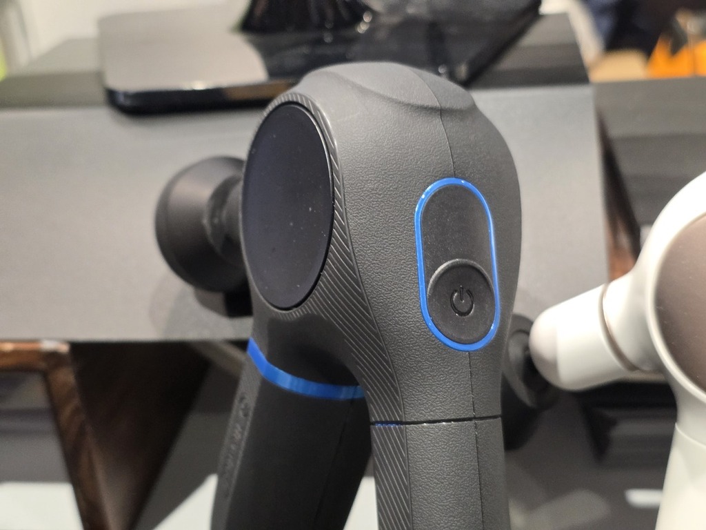 電源設計位置得宜，以及帶有衝擊治療、振動治療、熱療模式。