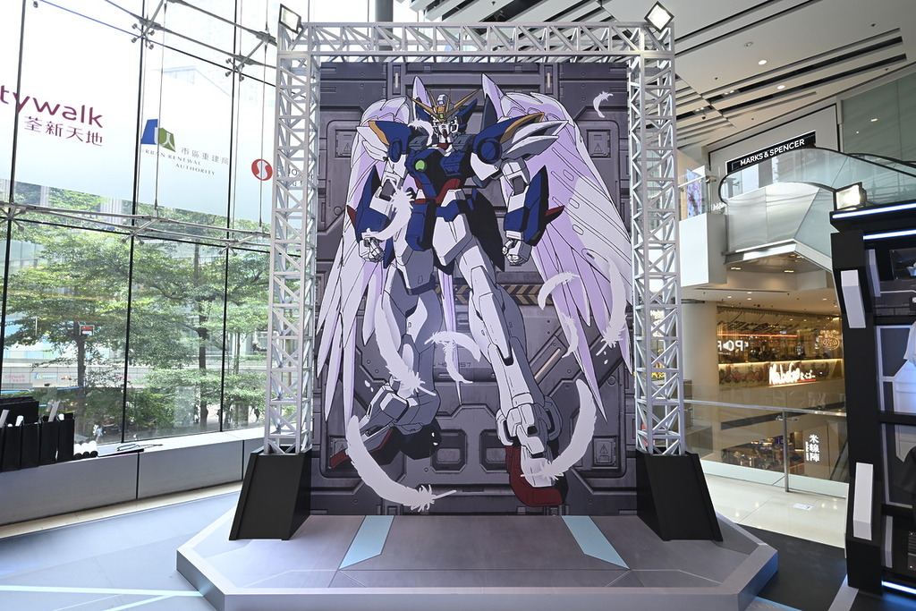 4 米高的 Wing Gundam Zero (EW) 打卡牆