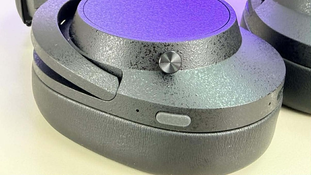 耳機表面採用獨特紋理漆面設計，打造「粉雪」磨砂塗層機身，不易沾染油污或指紋。至於操作方面就配備一個小小的控制桿，方便用家調節音量和前後選曲。