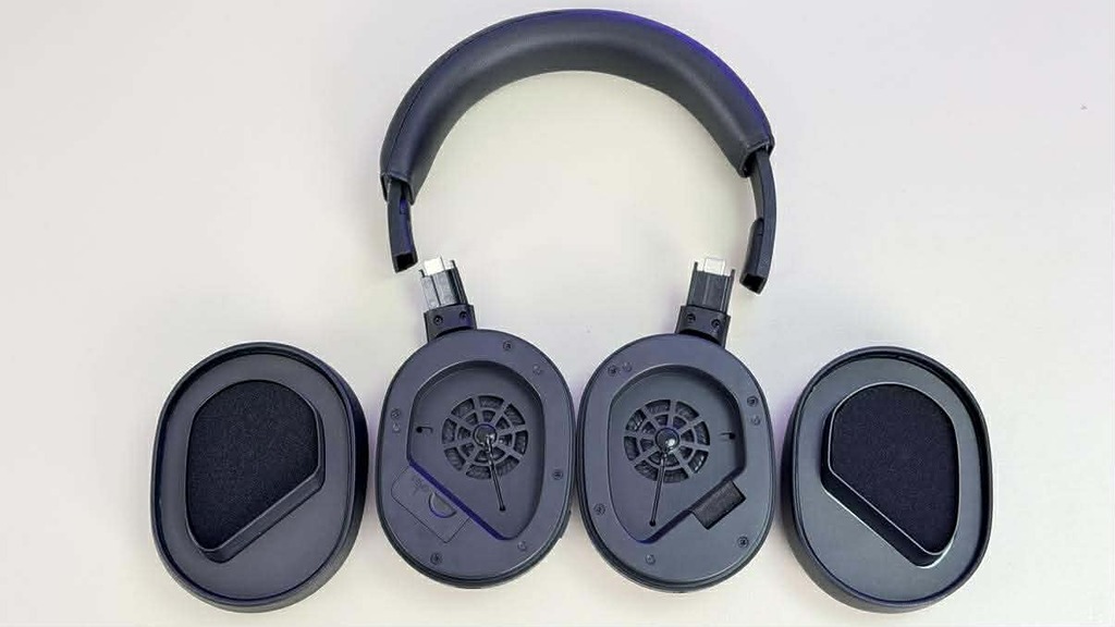 為提升耳機的耐用性，UX5000 特別採用模組式設計，不單耳墊採用可換式設計，就連兩邊耳機也可以從頭帶拆出來。