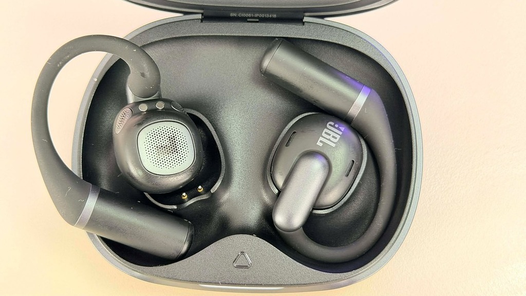 耳機配備四個麥克風及語音拾取感測器,結合 AI 降噪功能,即使在繁忙街道或強風環境下,也能即時過濾環境雜音,大幅提升語音清晰度。