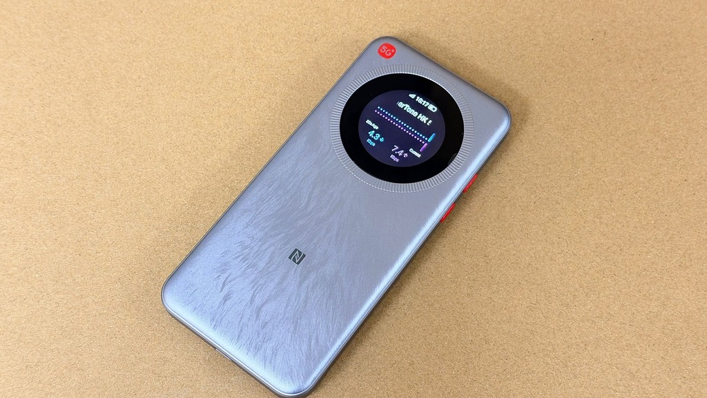 ZTE 5G U30 Pro 全球通國際版 Wi-Fi 蛋外型設計和我們日常使用的移動電源很相似,內置 5,000mAh 電池,一般能使用 12 小時。