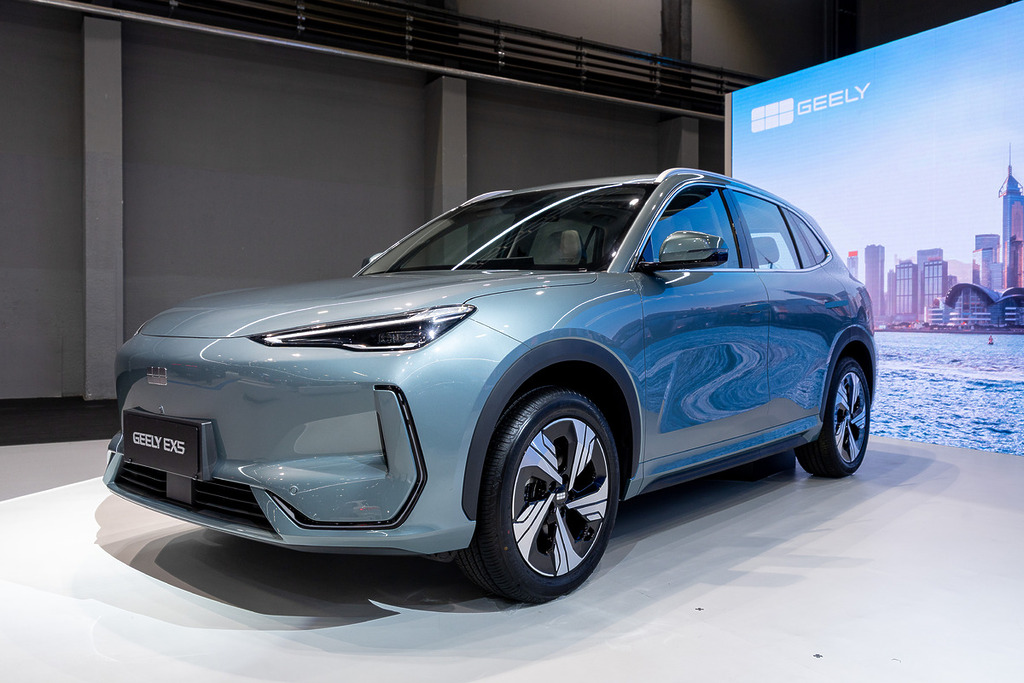 新版的 GEELY EX5 Max Plus 提供 550 公里超長續航力(NEDC標準),基於全球首創的 GEA 智能新能源架構及11合 1 智能電驅系統,將電機、電控及減速器等 11 項核心組件濃縮至只有 0.079 立方米,大幅改善傳統 SUV 車輛高重心的缺點,提升彎路操控性。