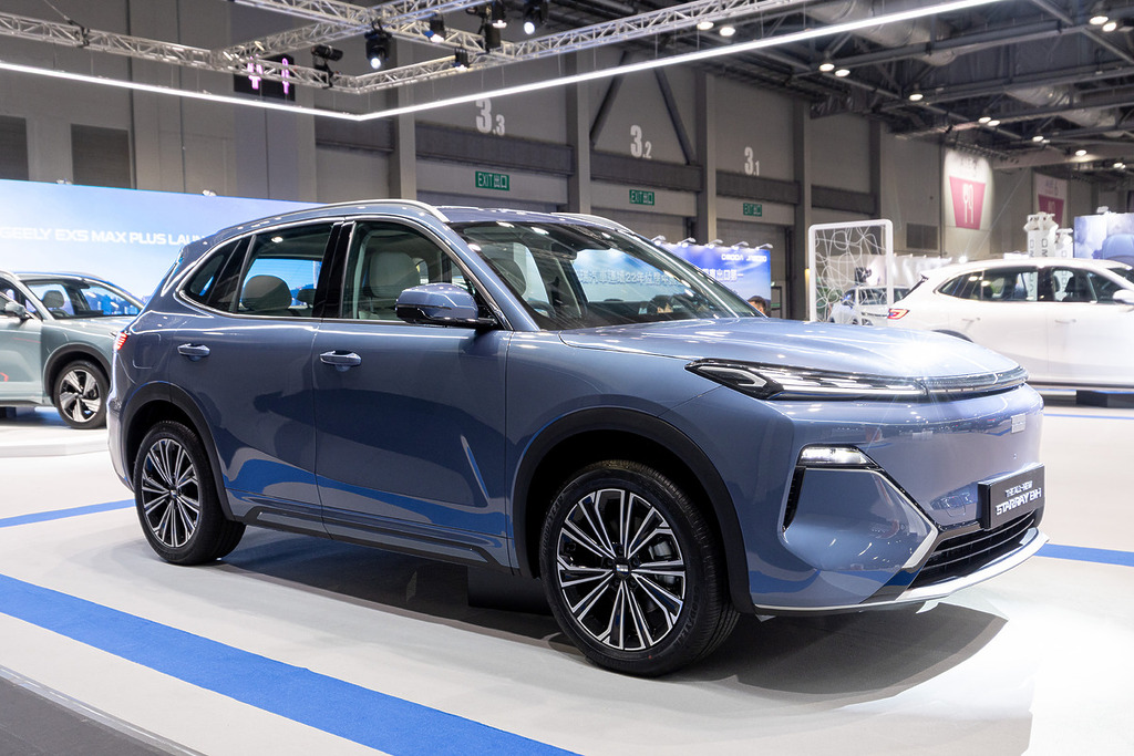 混能 SUV GEELY STARRAY EM-i 的綜合續航可達1000公里(NEDC標準),車廂及座位寬敞舒適,後排座位完全平放後提供高達 2065L 的空間,很適合長途旅行使用。