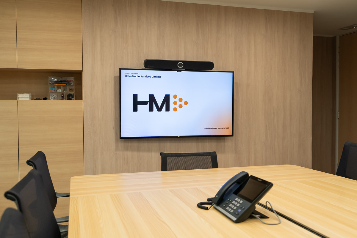 軒達資訊灣仔新辦公室 2 合 1 貴賓會議室由兩個會議室打通組成，安裝了兩台 TCC 2 天花麥克風。