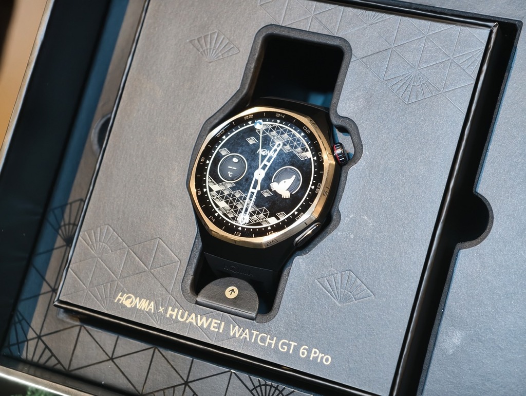 錶盤提供兩款 HONMA 獨有設計,加入該高爾夫品牌元素。