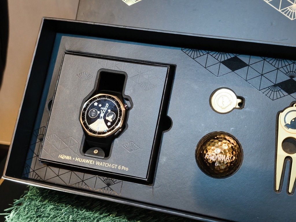 HONMA x HUAWEI WATCH GT 6 Pro 以哪石黑配色,售價為港幣 $2, 888。