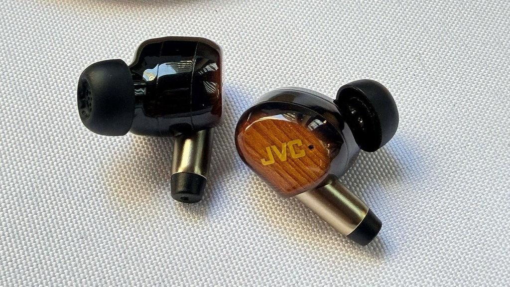 耳機的飾面更加入自我修復塗層，即使耳機在日常使用時遭到磨損，耳機亦能慢慢修復過來。