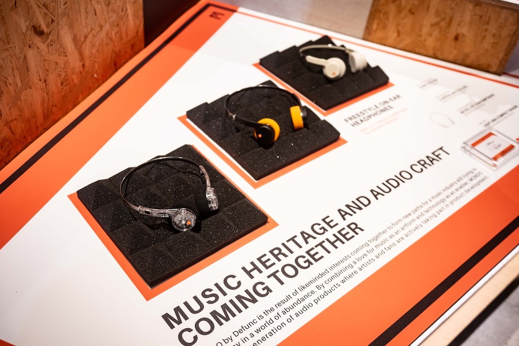 耳機從硬體上的旋鈕、開關，到包裝上帶有切角的簽名式設計，都可以追溯到 80 年代黑膠唱片的音樂語言。