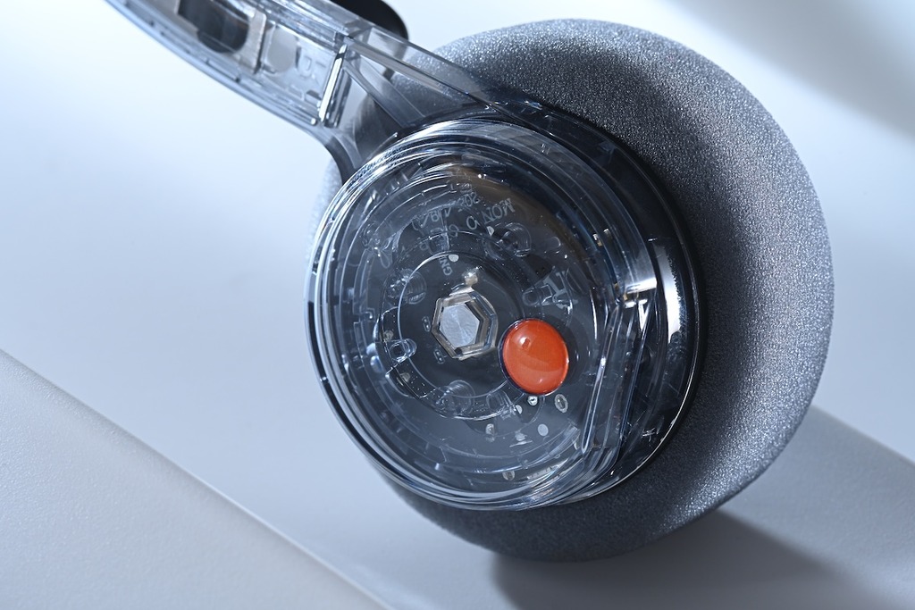 MONDO On-Ear Freestyle 耳機只有 78g 重，採用 36mm 動圈單元，據說幾乎是外殼可容納的極限。