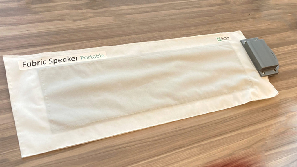 在外觀設計上，可看到布料邊緣設有一個小型塑膠模組，內含電源、無線連線與驅動電路，這設計令整片布料皆能均勻發聲，可做到無死角的發聲效果。