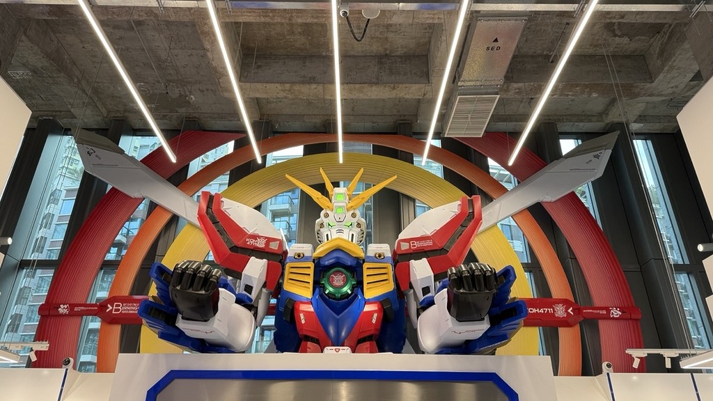 最有氣勢的打卡位，當然就是正門高達 8 米的 1:2 神高達。