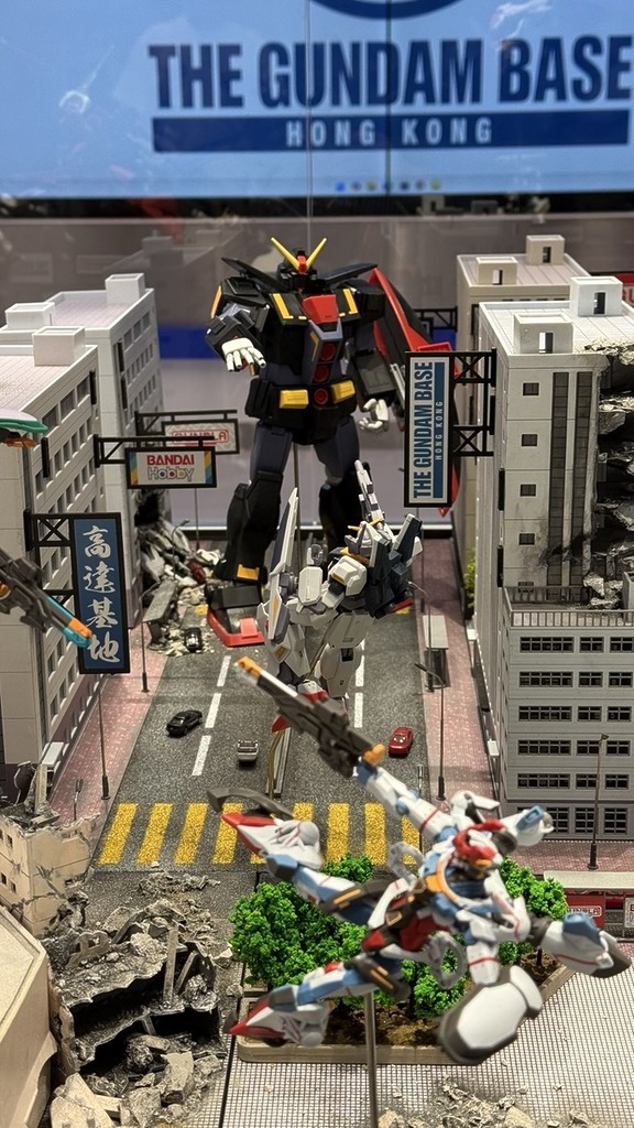 高達 Mk-II 大戰重高達，是最具香港特色的名場面。