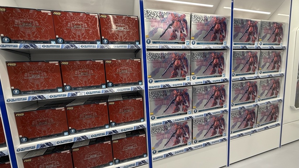 神高達立像右方是一幢「馬沙牆」，有不同特別版本的沙煞比。