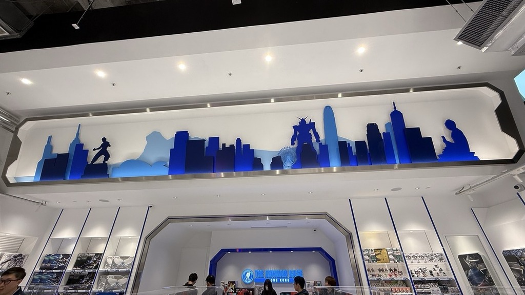 收銀櫃枱上方也有高達結合香港特色的設計。