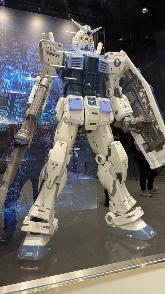 不要錯過正門左邊的 1.8 米高 RX-78-2 高達 THE GUNDAM BASE 限定色立像，同樣是精品。
