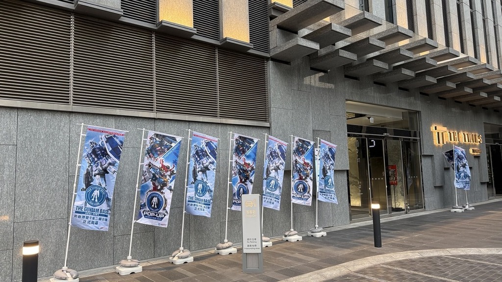 繞到三道後面，有很多直幡的入口，有電梯可直上 8 樓 THE GUNDAM BASE。