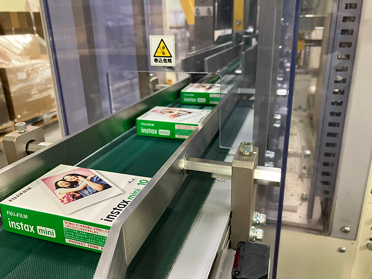 工廠內的 instax 相紙生產線。
