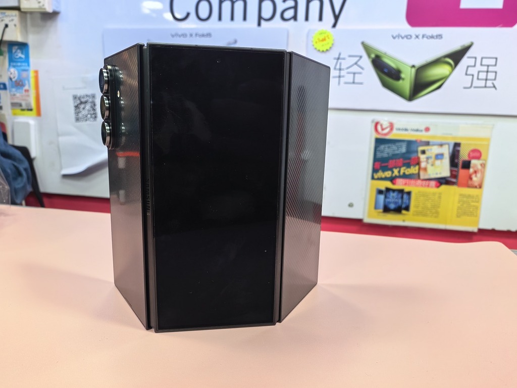 首輪返貨 Galaxy Z TriFold 為韓版 Crafted Black 黑色款 16+512 配置。