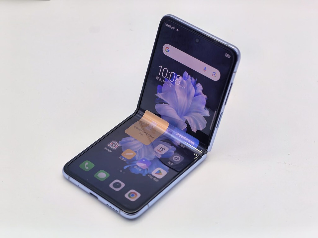 TECNO Phantom V Flip 5G 展開後，內部配備一塊 6.9 吋 OLED 主螢幕，解像度為 2,640 x 1,080。