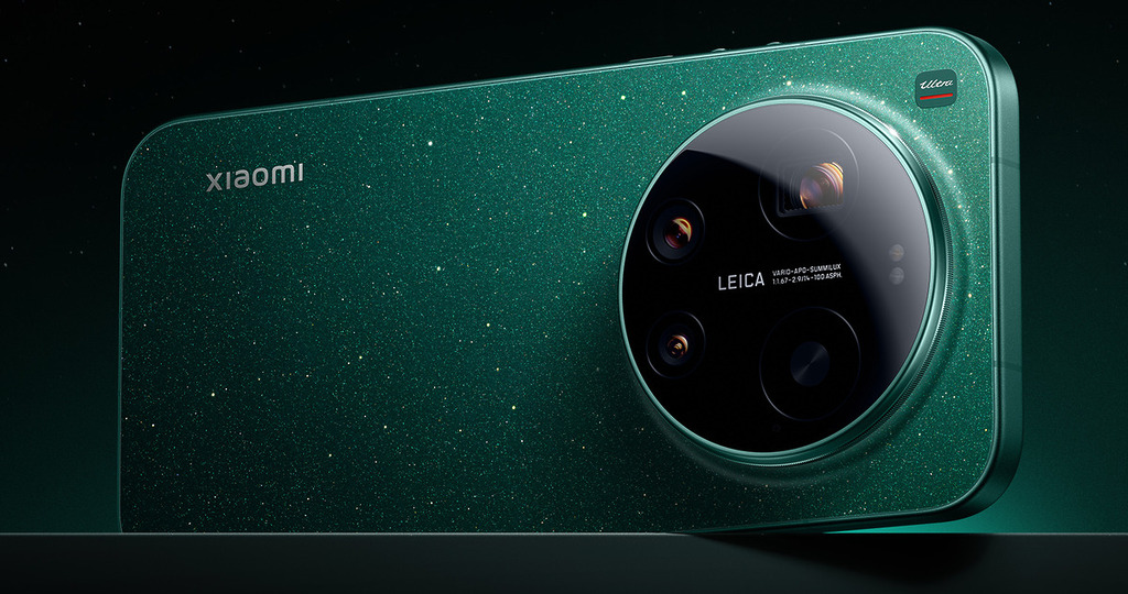 普通版 Xiaomi 17 Ultra 的星空綠色，驟眼看來和 YU7 電動車的用色很相似。